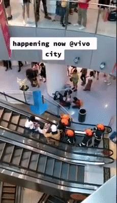 新加坡Vivocity電動扶梯“咬”人事故