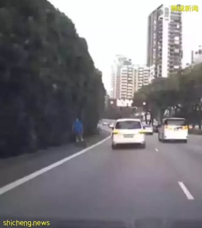 新加坡快速公路上男子潇洒滑直排轮!禁止脚踏车没禁轮滑
