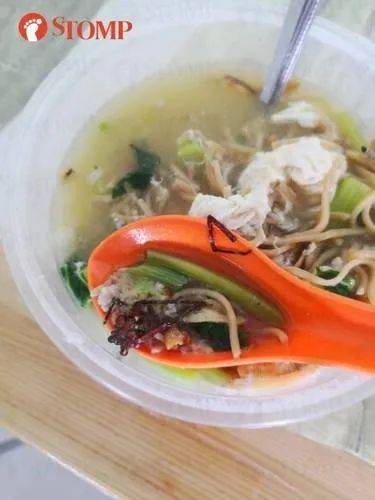 呕！新加坡小贩中心汤面里吃出整只蟑螂，外卖也中招