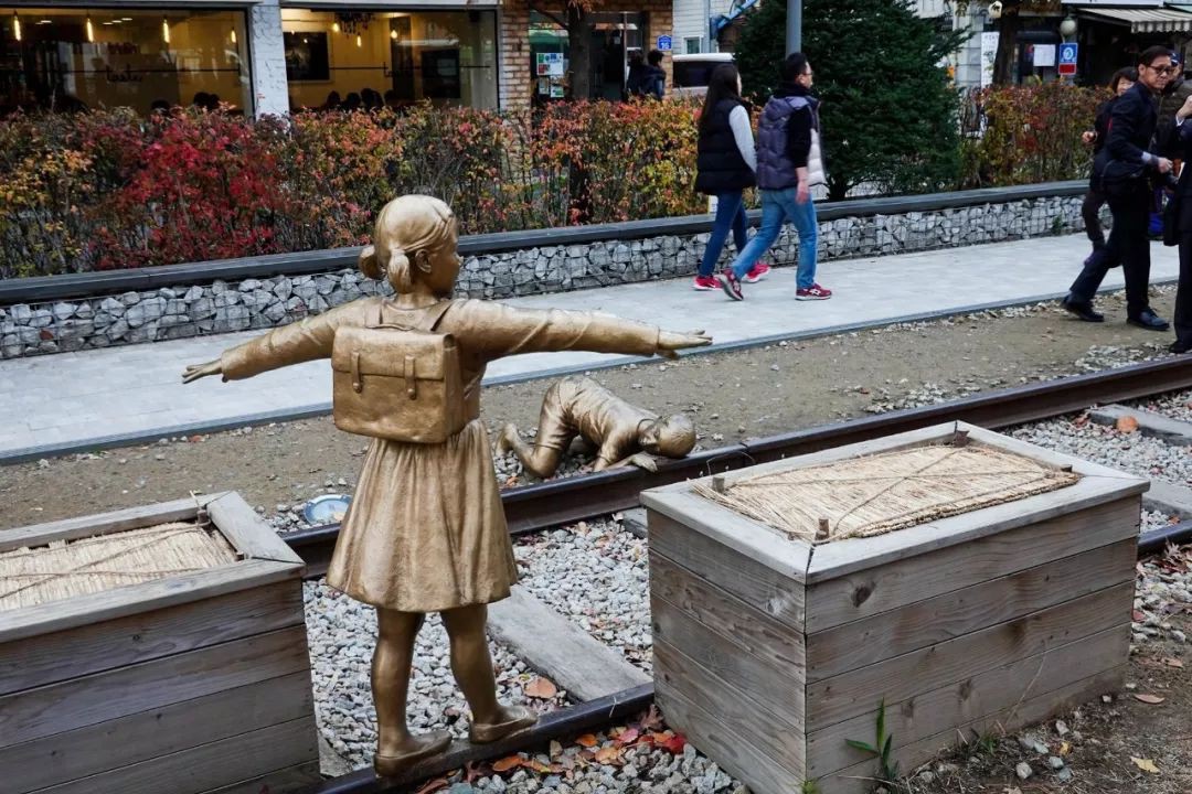 李显龙CP秀恩爱放大招:在韩国搭了个“凯旋门”!