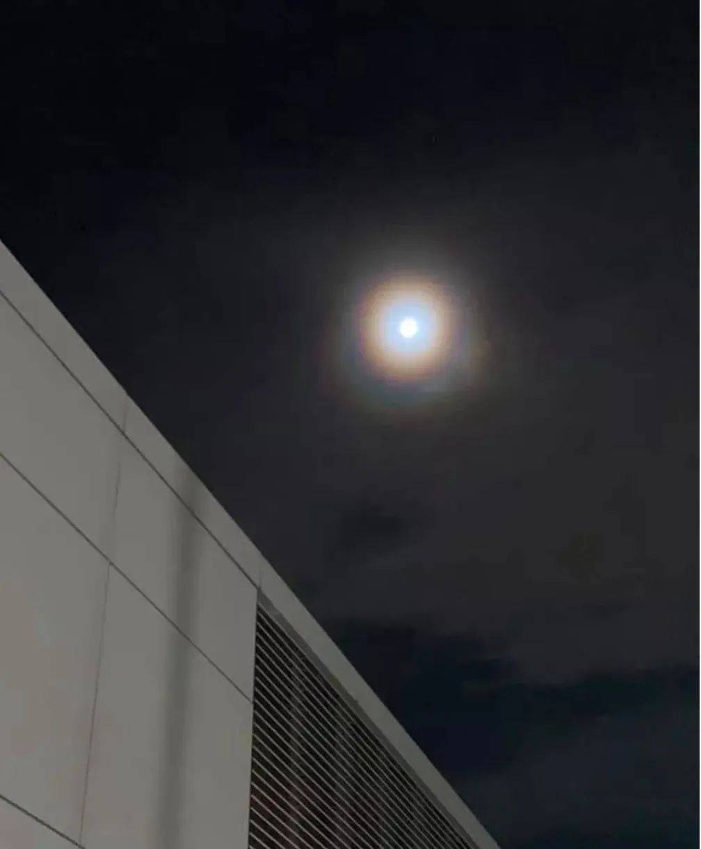 太美！新加坡驚現奇異彩虹月！全島人搶拍