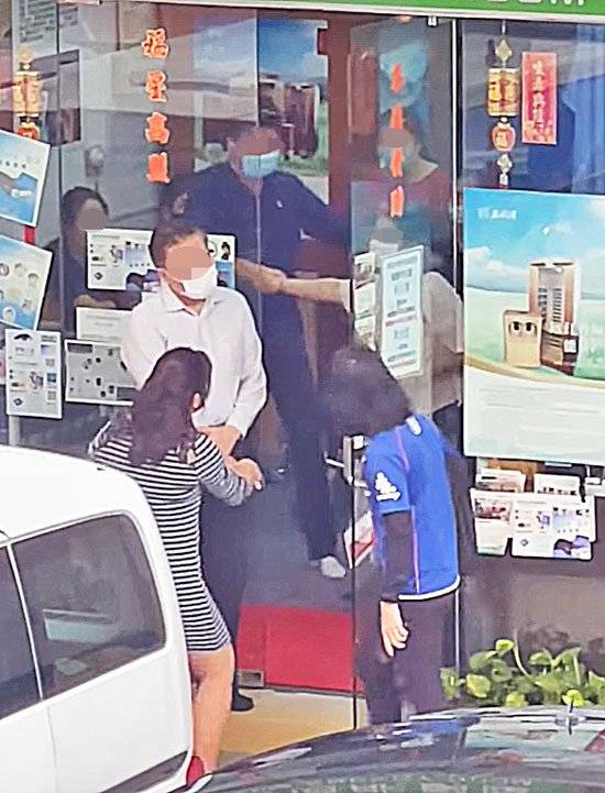 疑顧客脫口罩引發沖突 安全大使被“強拉”入店