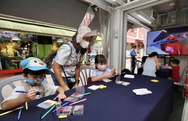 新加坡牛車水周末市集與工作坊，家長與孩子在學習傳統手藝的過程中歡度親子時光