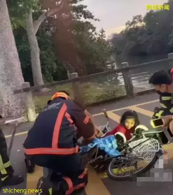 新加坡小女孩小腿卡入自行車圈，“消防員”叔叔救援背影真偉岸