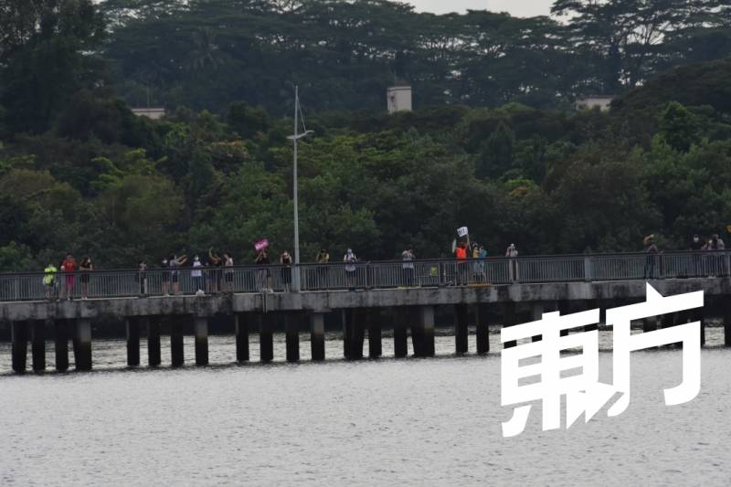 坐游艇到柔佛海峡边界 与滞留新国家人“近距离相会”