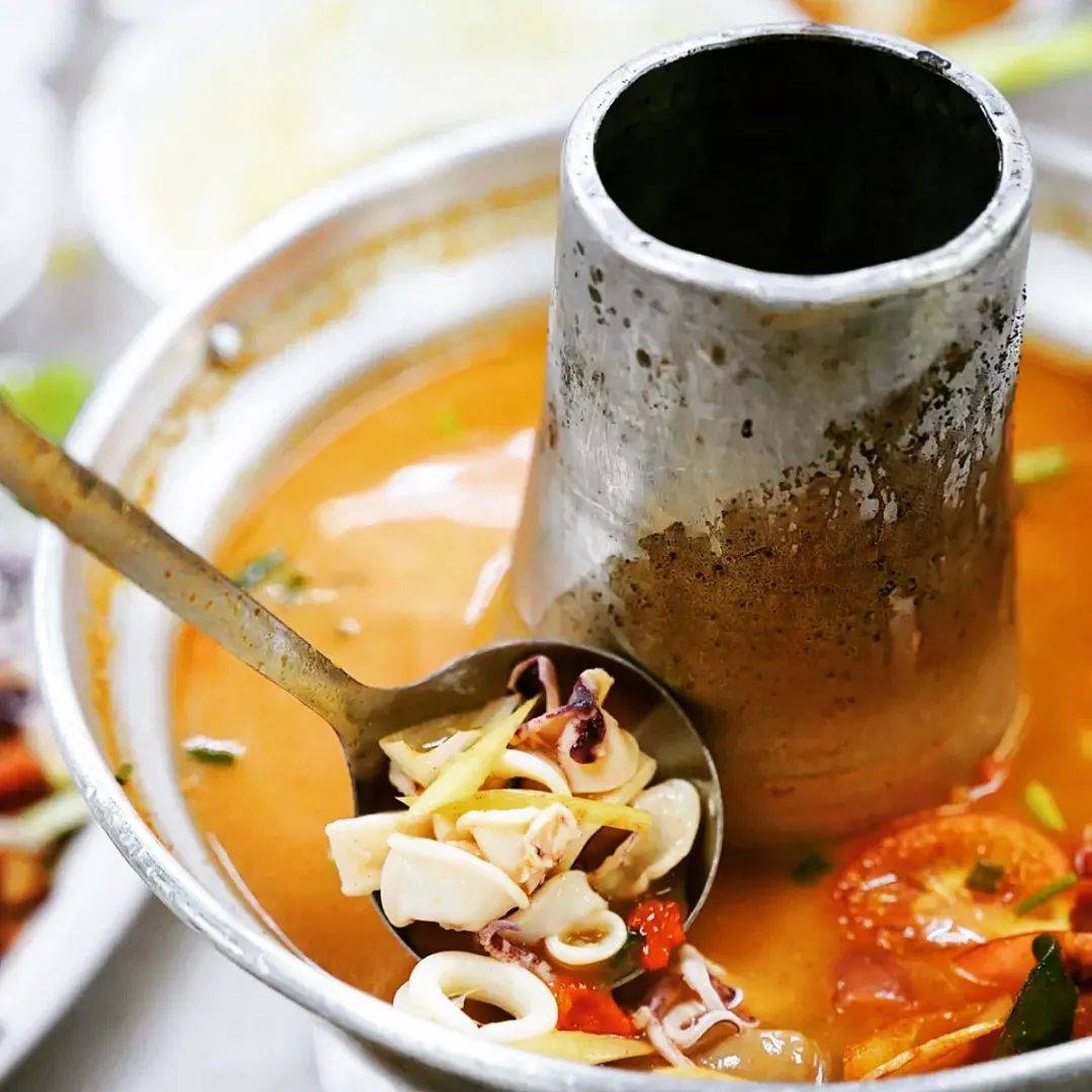 狮城的雨季来一口热辣暖胃的“冬阴功汤”，整个人仿佛回到泰国