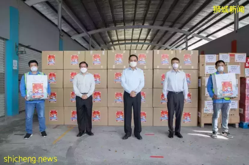 中国驻新加坡大使馆慰问中国客工,都送点啥?满屏都是大熊猫