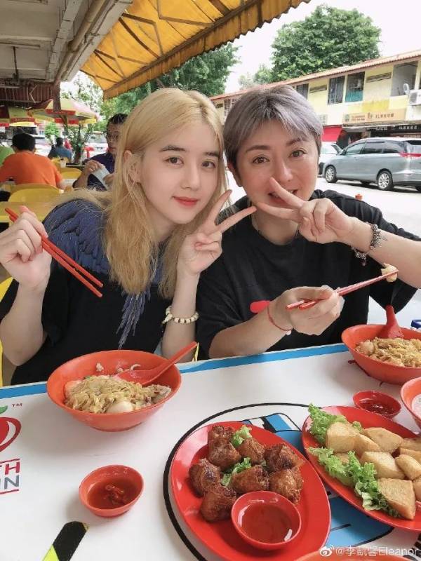 第一个入选今年亚太区最美面孔的新加坡女孩，在中国这么红