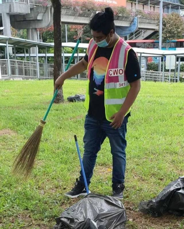 實拍！新加坡這個網紅套上小馬甲，淪落路邊掃垃圾