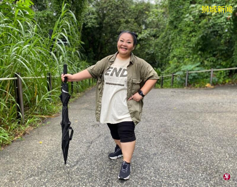 与田铭耀主持节目 90公斤的郑荔分 爬山涉水不喊累