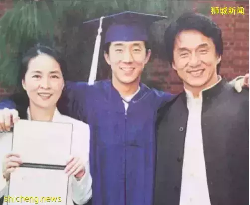 成龙和空姐搂肩照流出,还要电话、地址?女方回应!他两次为新加坡做好事而被骂