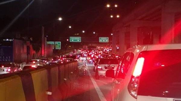 从黑夜塞到白天！ 塞足7小时过不了关