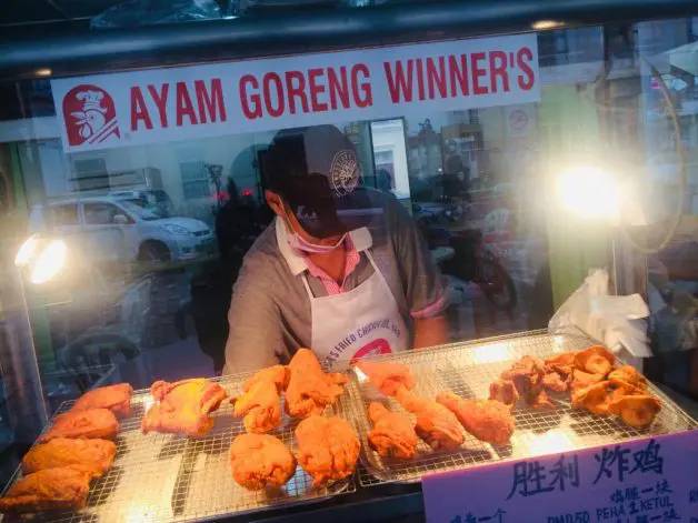 马来西亚“胜利家乡鸡”新加坡开设首家分店💥招牌炸鸡金黄酥脆!炸鸡翅一只才S$0.75😍