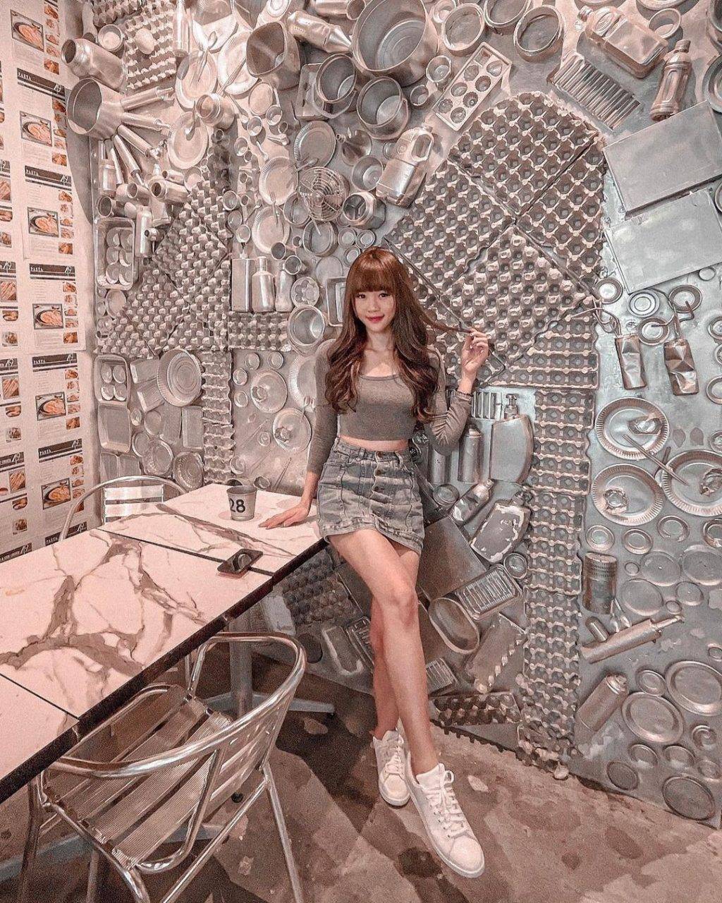 走入银色世界!乌节路平价网红西餐厅“49 seats”带你满墙银器打卡区🤩 便宜好吃又好拍