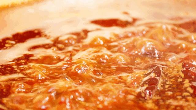 JJ林俊杰都来打卡的超劲爆火锅店现在免费送美国肥牛啦!锅底醇厚浓香,食材新鲜美味,一秒带你去火锅之城