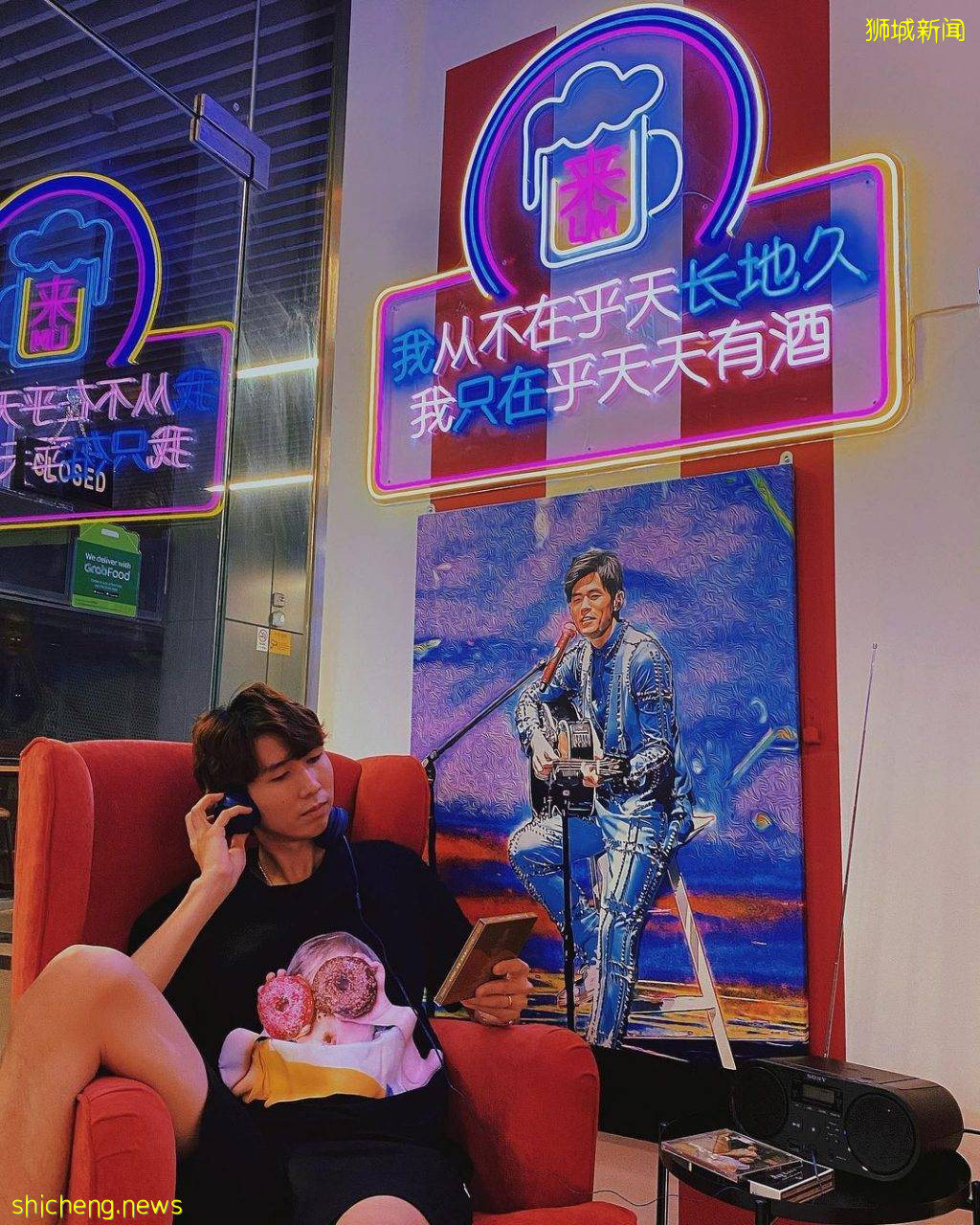 来Lim Bistro园游会主题餐厅🎡炫酷霓虹环境、墙壁贴满周董照片海报，原来老板是杰迷