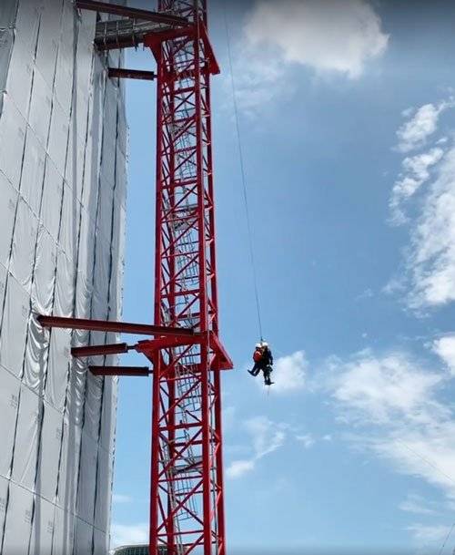 工人55米高空头晕 拯救员连体紧绑救下 