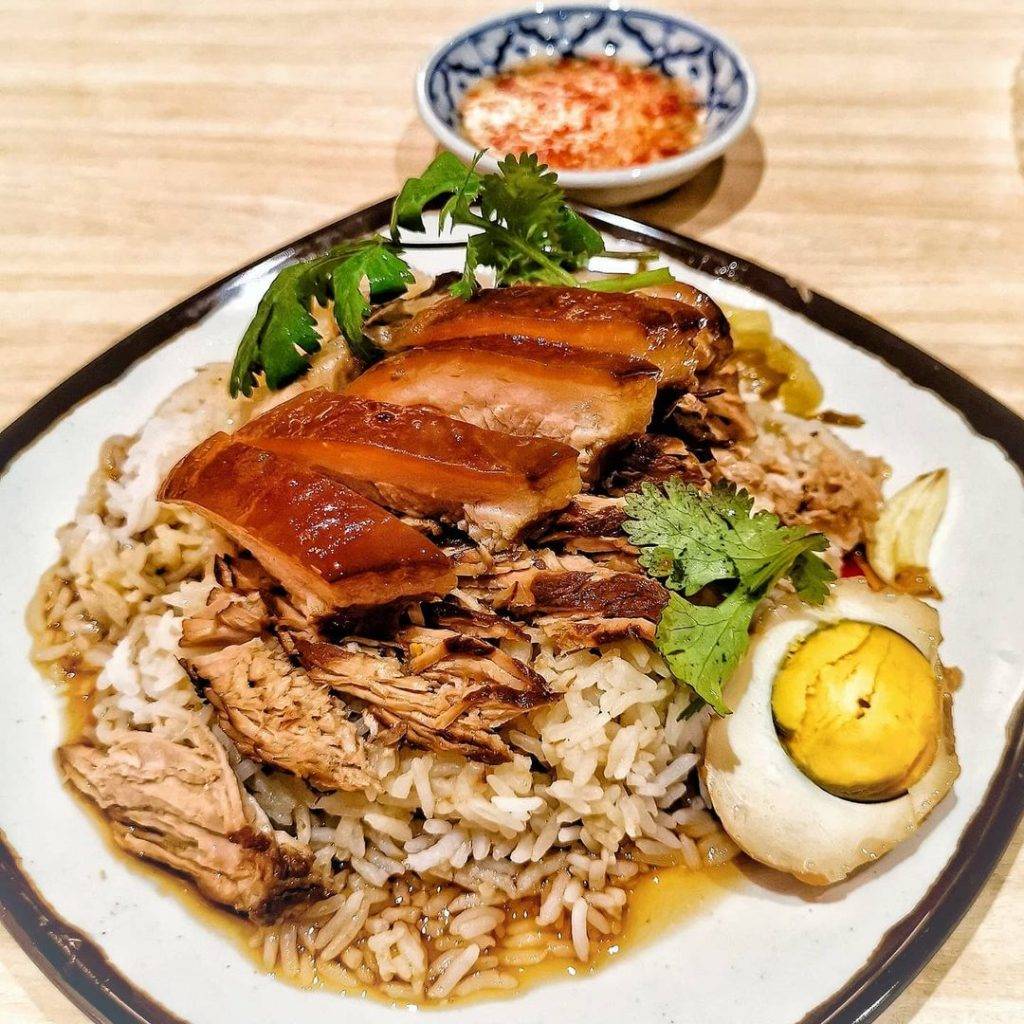 Kin Kao Young一秒置身泰國街頭🇹🇭網友力薦“泰式豬腳飯”軟糯可口、人間美味不過如此💯