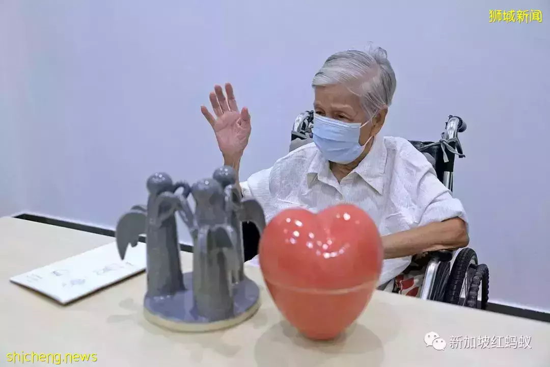 不忌諱討論身後事:新加坡老人爲自己設計個性化骨灰甕