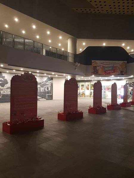 新国购物中心 惊现12座红“墓碑”