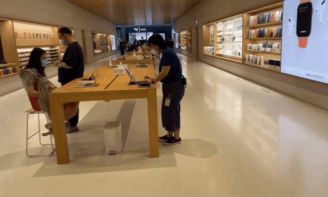 實拍探店！新加坡全球首個海上蘋果店，驚呆了