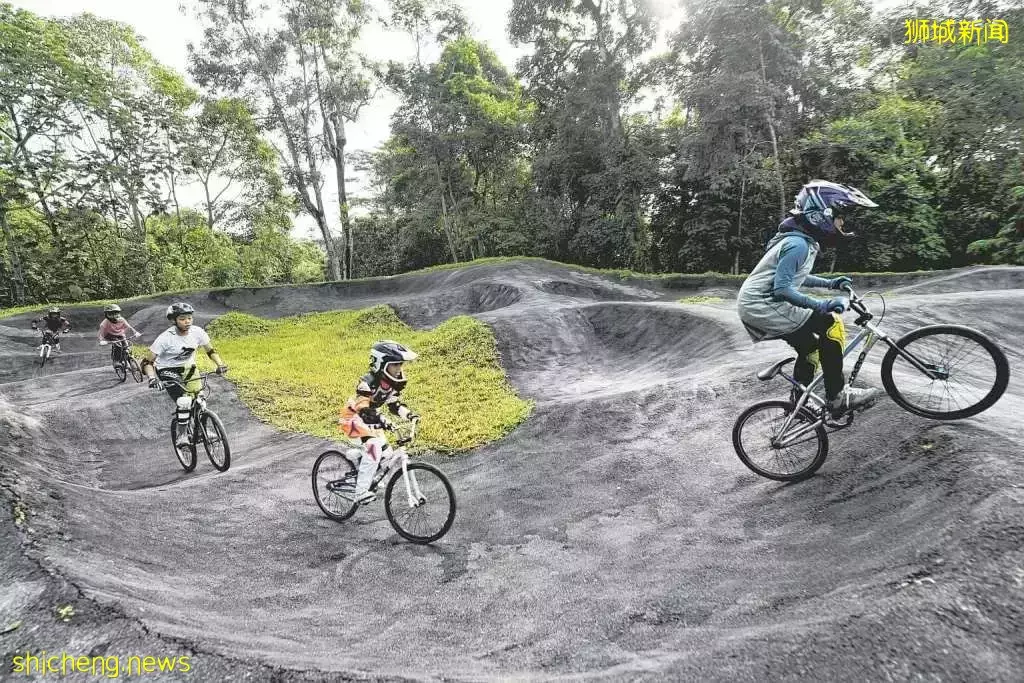 超级奶爸!带着2岁女儿骑行17小时166公里,环游新加坡