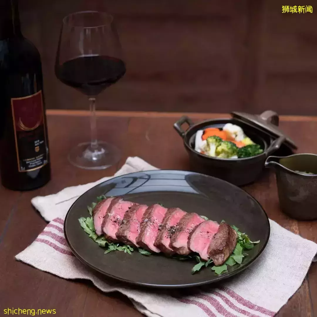 新加坡也能吃到会拉丝的瑞士芝士火锅啦!配上红酒和火腿,超满足