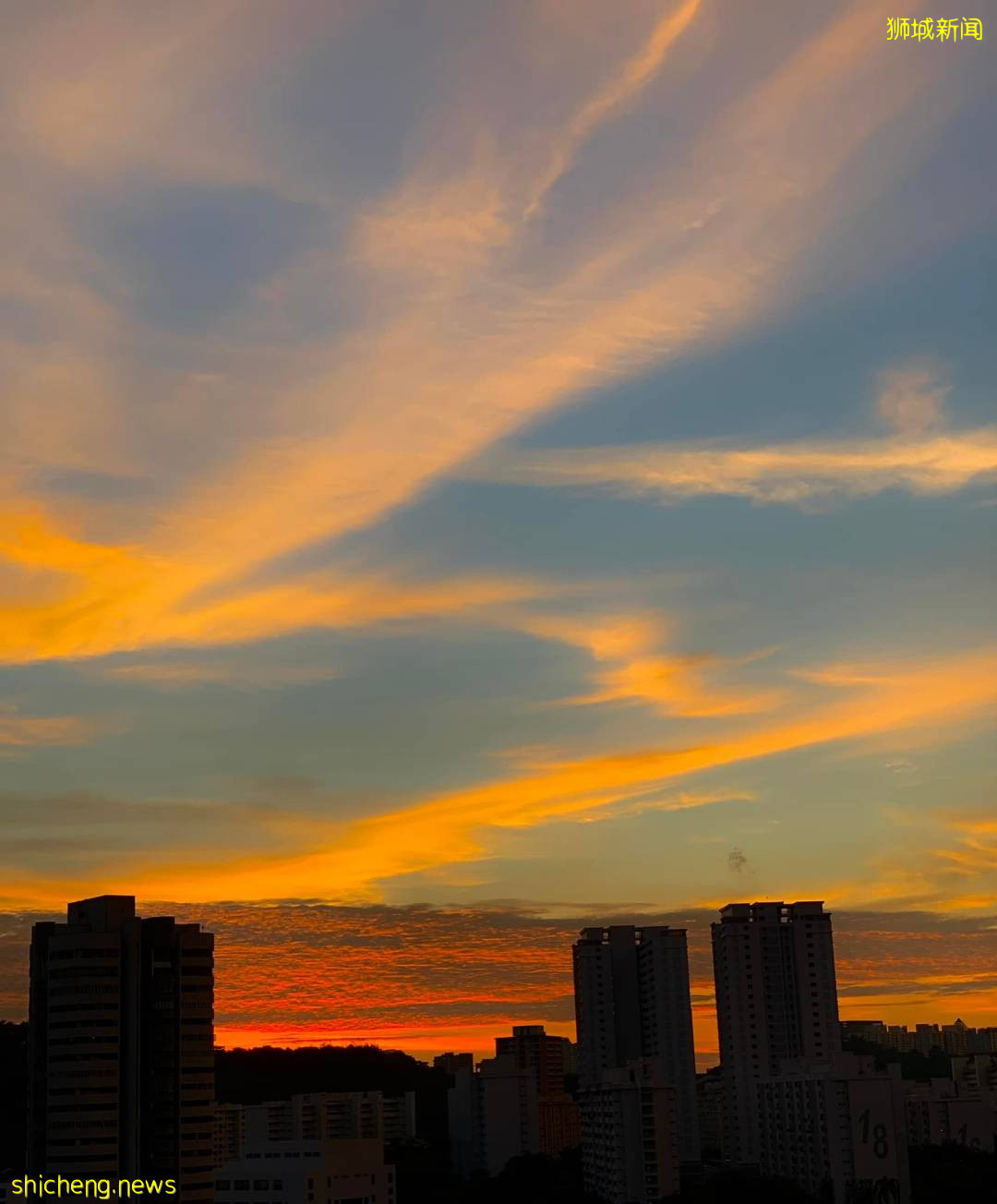 刷屏！黑雲壓城、電閃雷鳴...大雨前的新加坡超有“大片感”