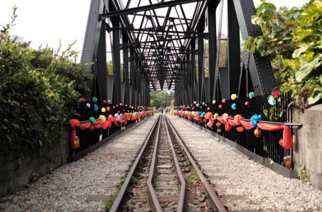 用废旧材料装饰的武吉知马桁架桥为人们送去新春祝福