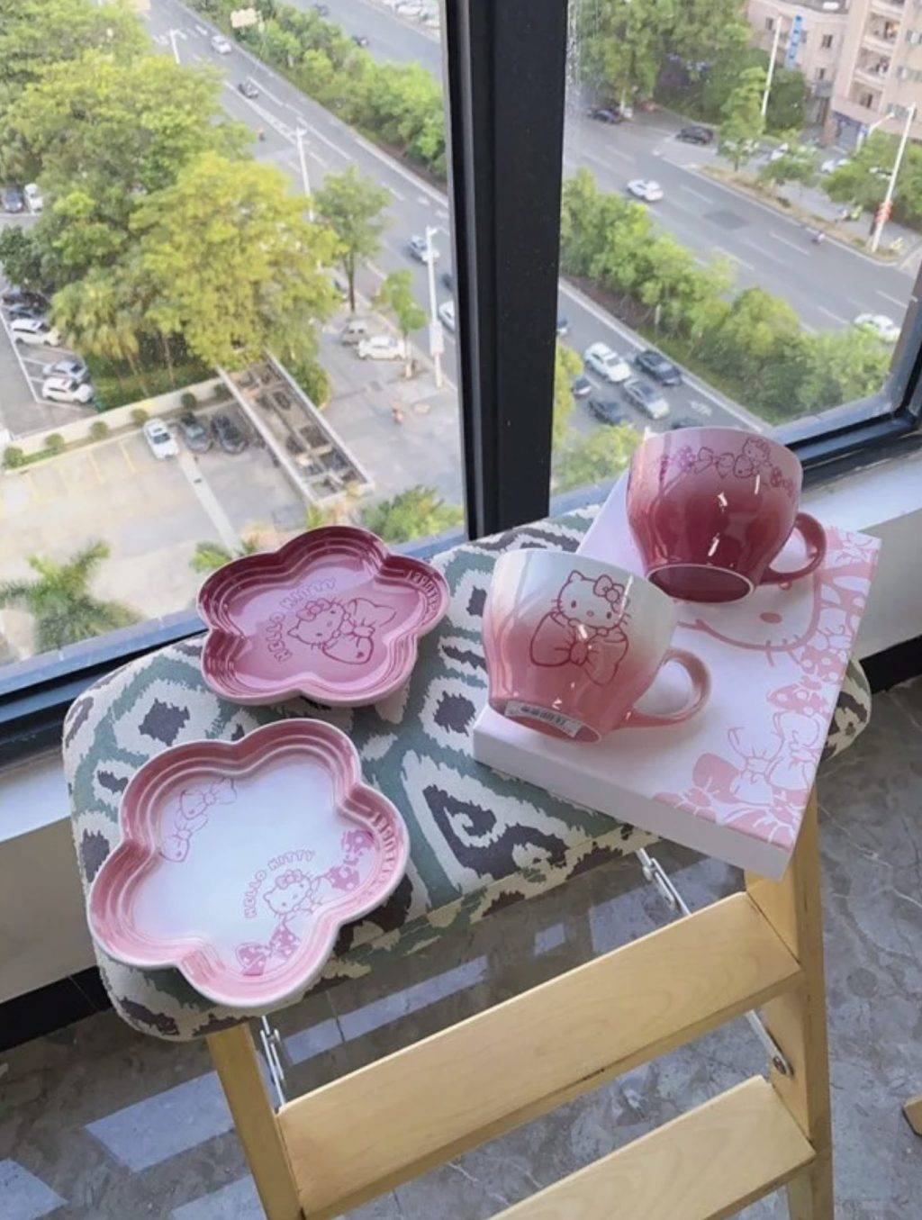 Le Creuset X Hello Kitty聯名款橫空出世!超高顔值可愛廚具、餐具,在新加坡也可以買得到!萌物加持,美味翻倍