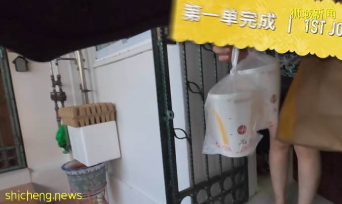因爲疫情，他從新加坡知名銀行辭職，送起了外賣，日入200新幣