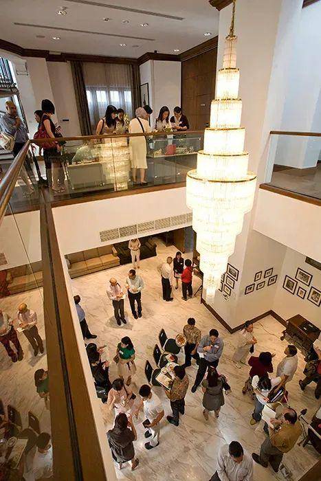 新加坡福布斯富豪榜唯一的女性！坐擁20層豪宅，旗袍當戰袍，人生最大的奢侈是不留遺憾