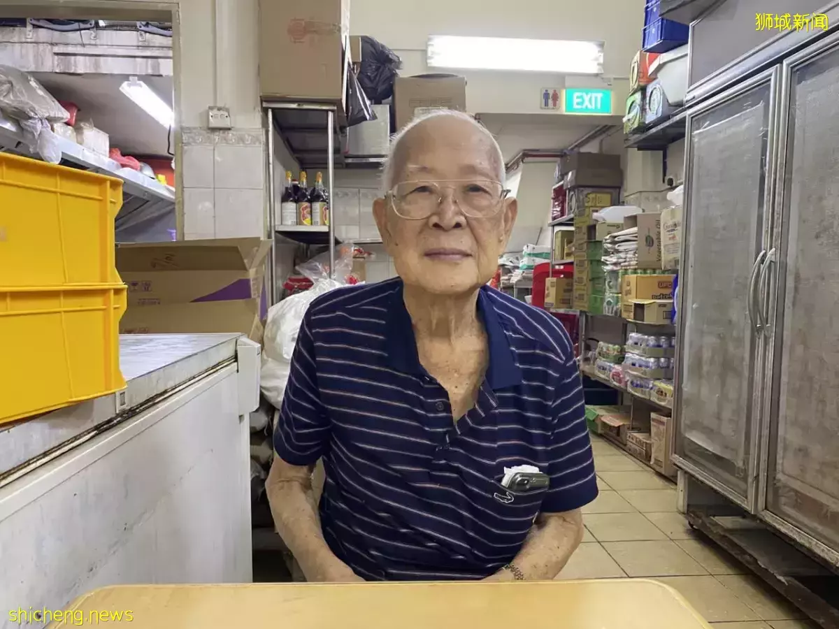 最后一天营业 亚城潮州粥排长龙顾客表不舍