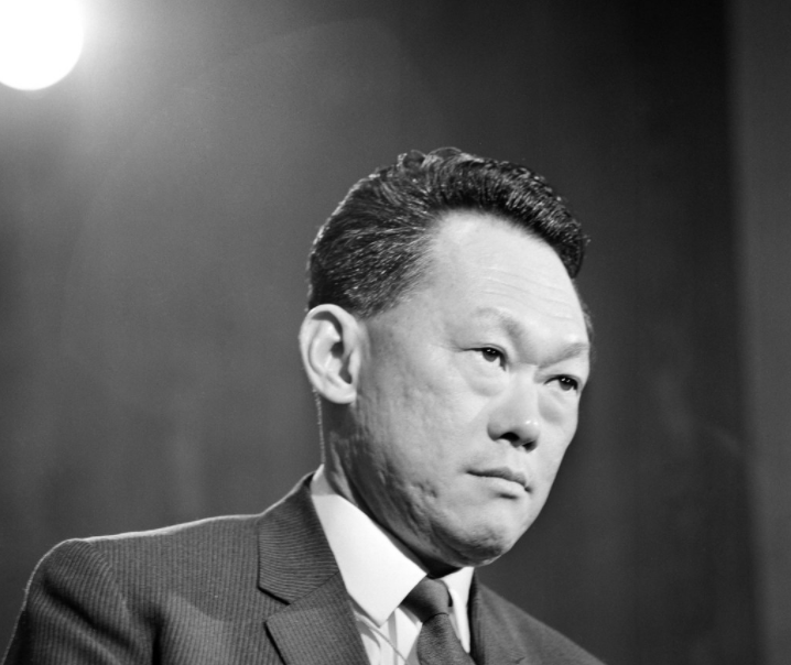 一张照片被疯传！新加坡国父李光耀在防疫时，竟是这样做的