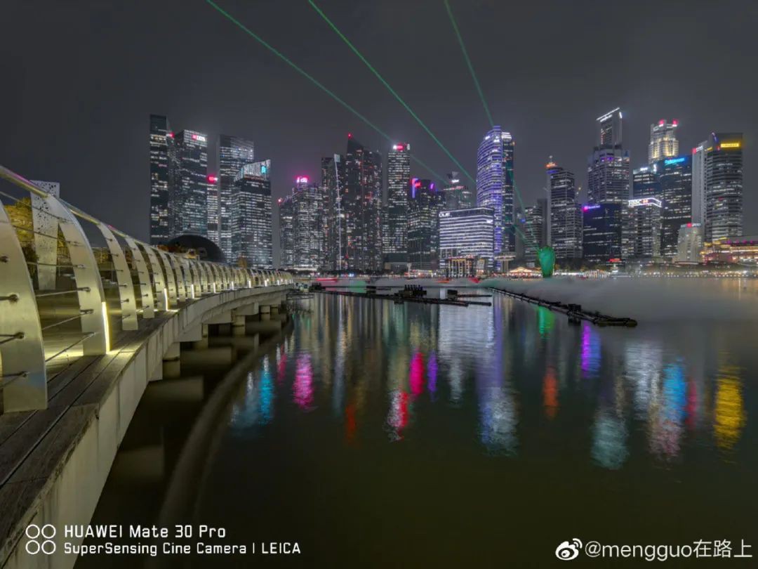 新加坡地标发光发亮,仿佛在夜里“活”了过来