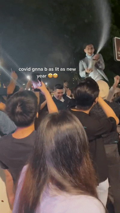 公然違規!新加坡克拉碼頭百人狂歡跨年: 不戴口罩、貼面跳舞!或導致超級傳播