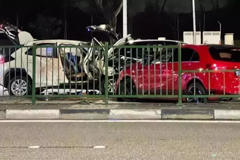 新加坡一红色奔驰失控,连撞三车、已造成1死4伤!现场太惊悚