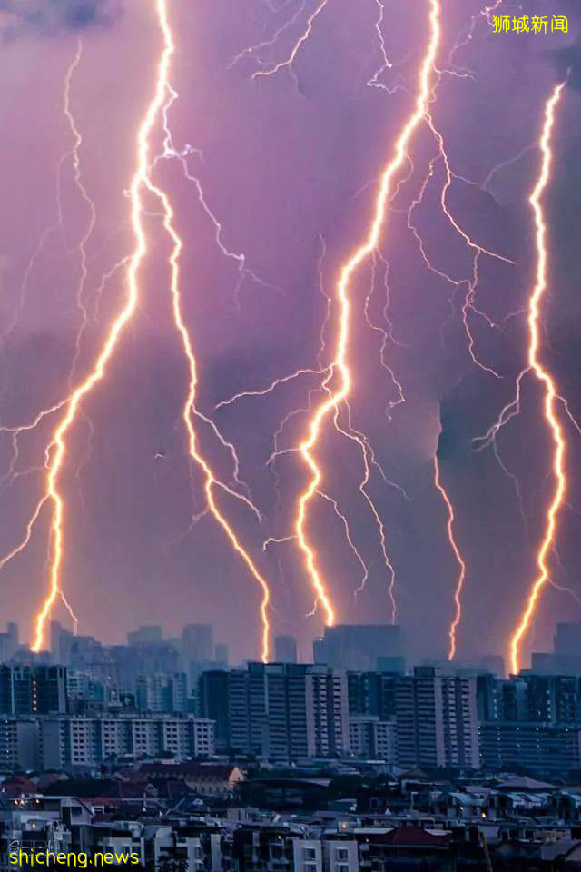 实拍新加坡奇异天象!黑云压境,闪电从天劈下