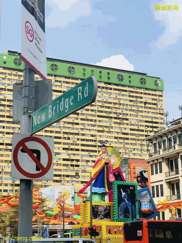 昨晚,新加坡牛车水中秋亮灯!“嫦娥好看得像整过容……”