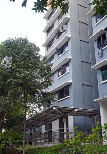 2男被反锁爬窗逃 1获救 1坠落