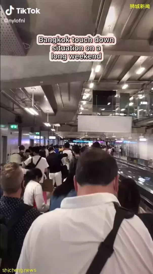 曼谷機場被新加坡人擠爆！小長假期間，新加坡到處都是人從衆