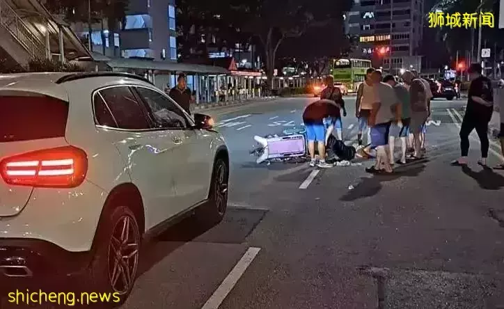 新加坡车祸黑区一老汉违反交规过马路被撞，车内坐着两男一女