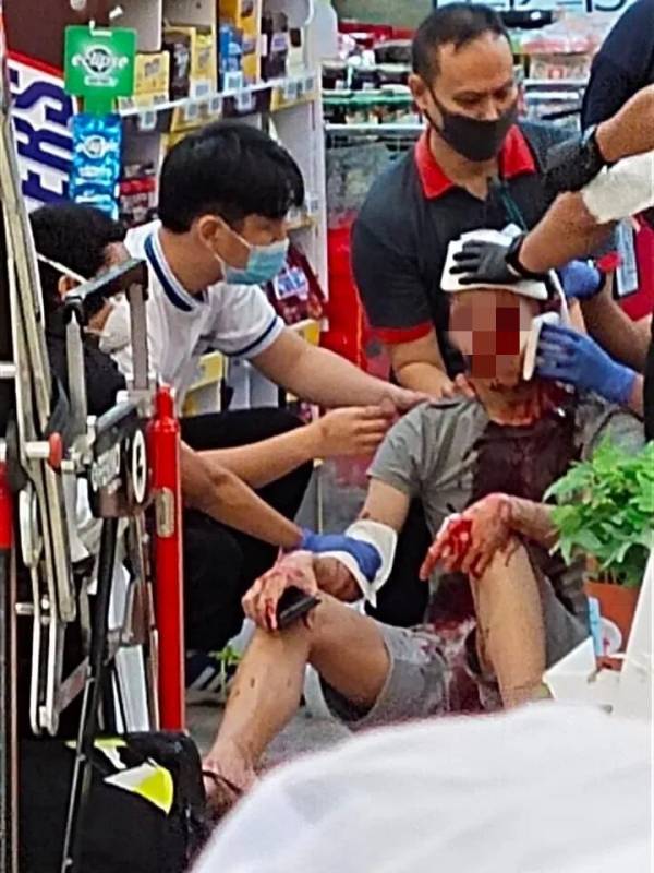 新加坡18歲少年超市砍人！現場視頻曝光，鮮血淋淋觸目驚心