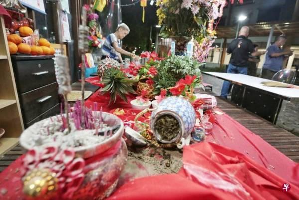 组屋居民拜天公 恶男捣乱 翻桌砸场