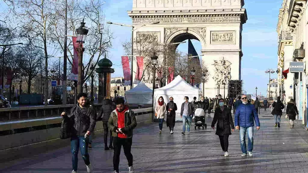 新加坡護照簽發創新低！十幾萬人離開，他們來了13年，月薪9K，PR都被拒了