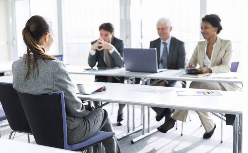 艰苦岁月找工作不用怕,新加坡人力部长给你撑腰