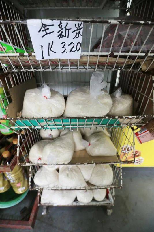 新加坡居然有設在有地私宅區、地下防空壕的老牌雜貨店,你見識過嗎