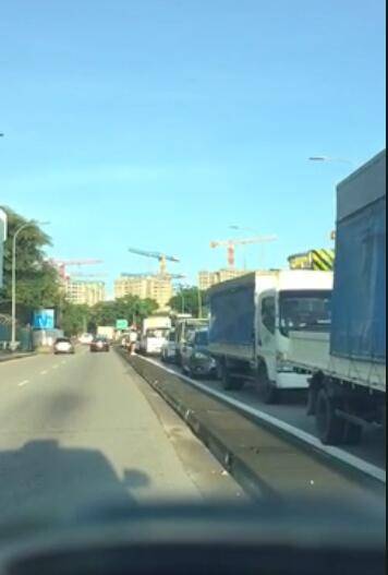 新加坡发生恐怖车祸,两辆重型罗厘相撞、交通瞬间瘫痪