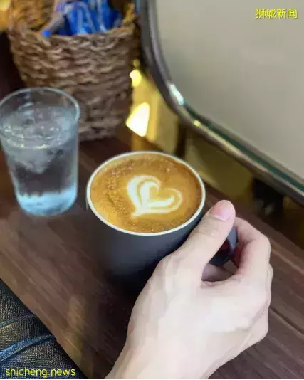 “今天,我在新加坡打卡了全亚洲最小咖啡馆!”