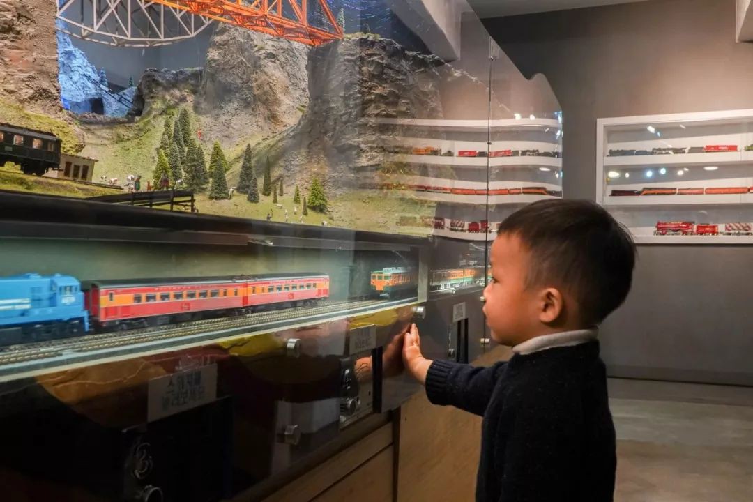 李显龙CP秀恩爱放大招:在韩国搭了个“凯旋门”!